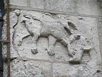 Selles sur Cher, Eglise Notre-Dame-la-Blanche, Plaques, Homme tenant un animal par la patte